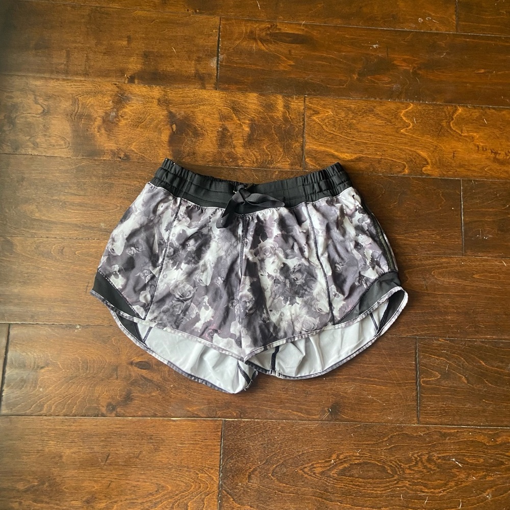 lululemon patterned 4in shorts